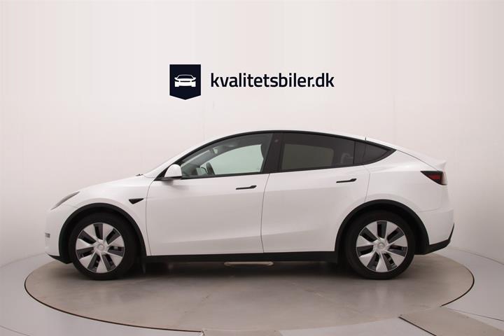 Hvid Tesla Model Y fra 2023