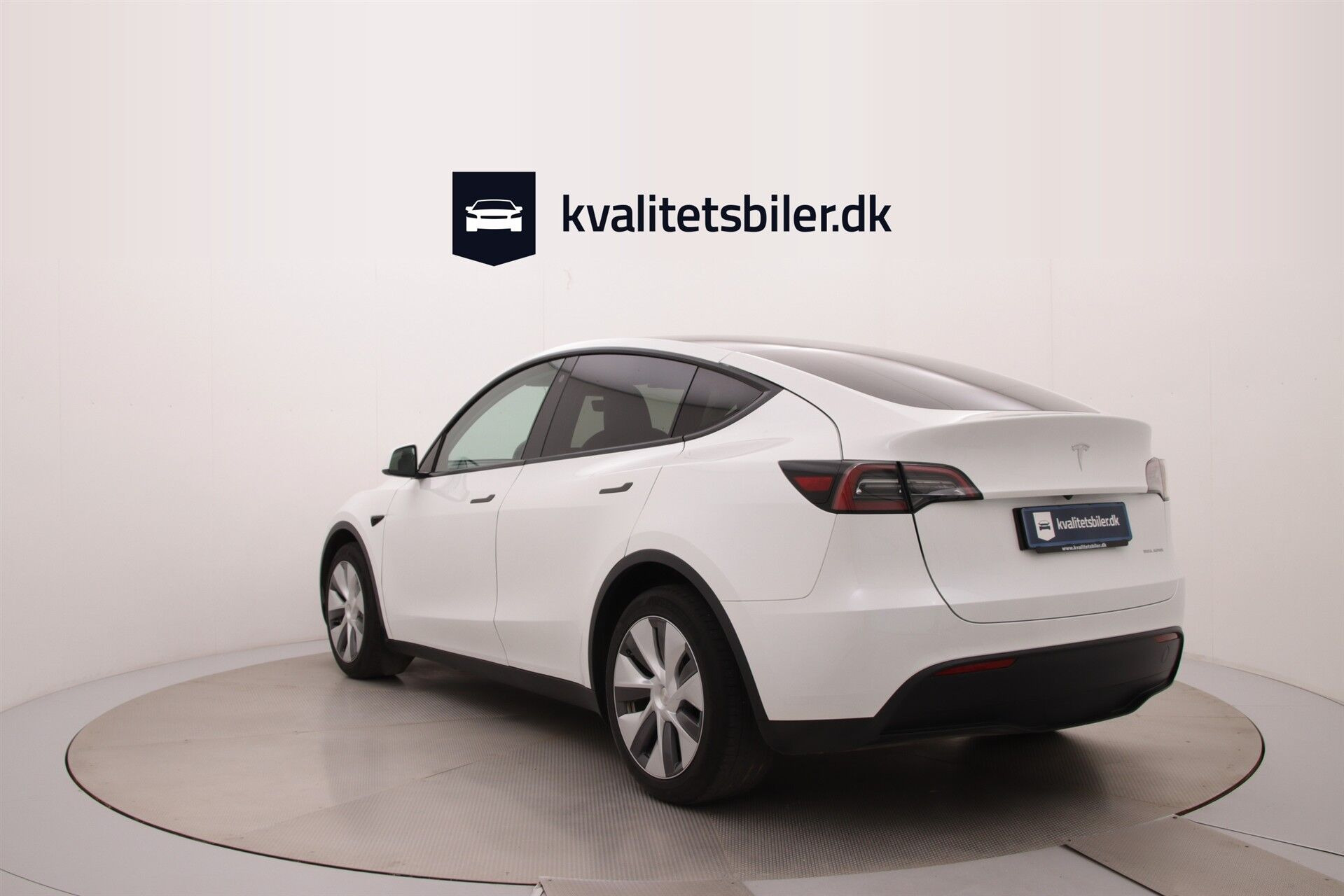 Hvid Tesla Model Y fra 2023