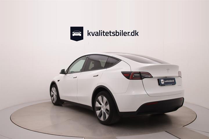 Hvid Tesla Model Y fra 2023