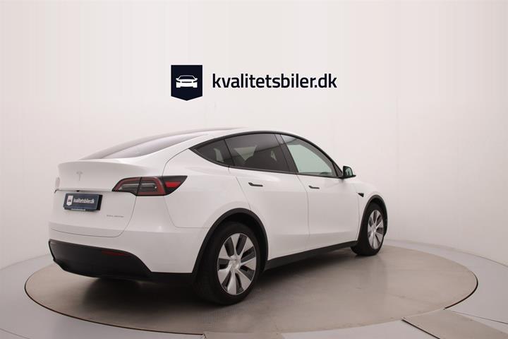 Hvid Tesla Model Y fra 2023