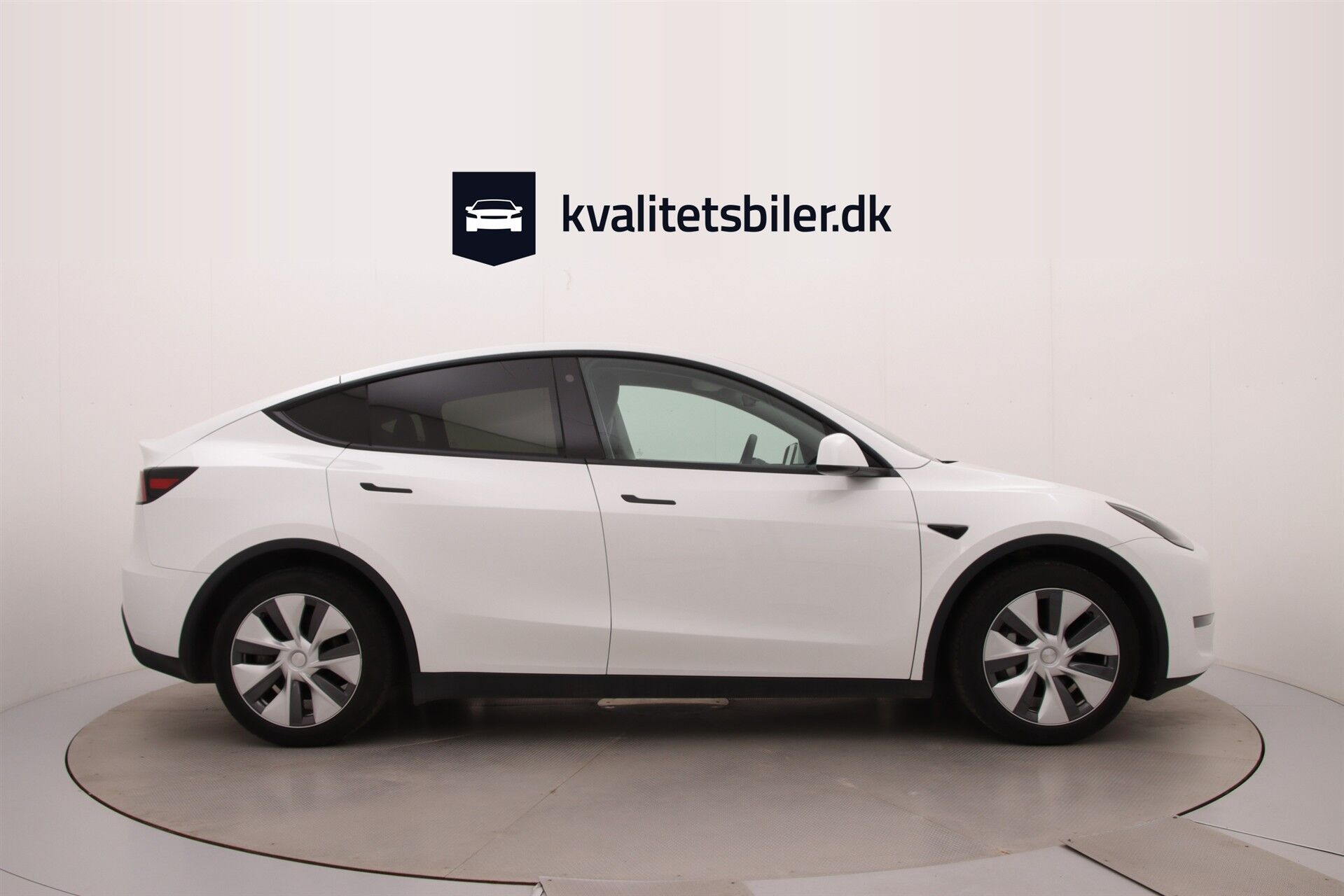 Hvid Tesla Model Y fra 2023