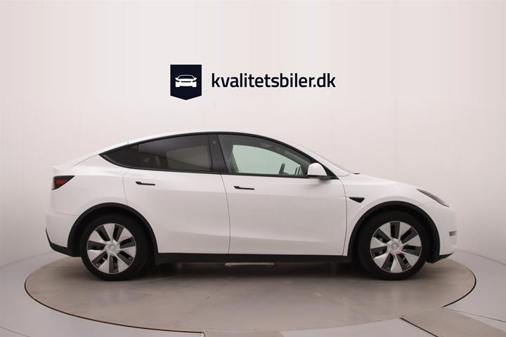 Hvid Tesla Model Y fra 2023