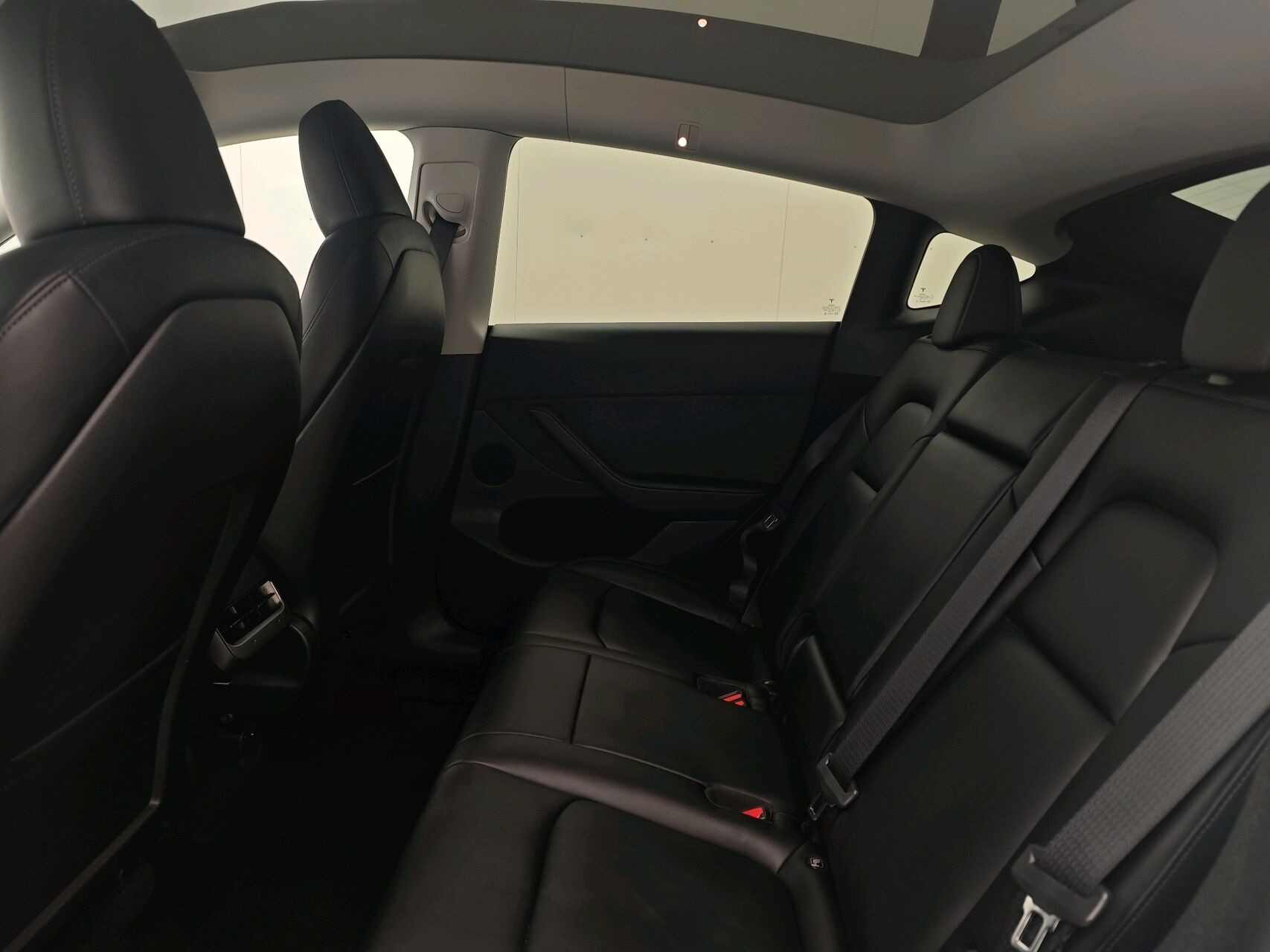 Hvid Tesla Model Y fra 2023
