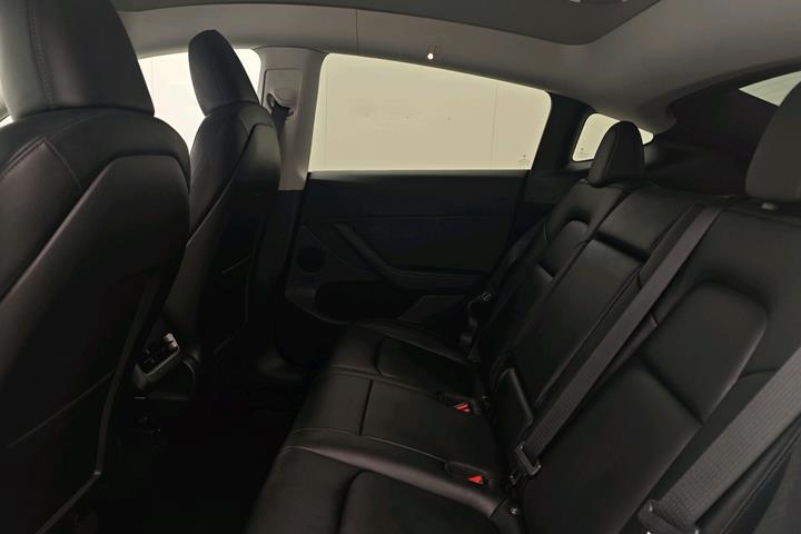 Hvid Tesla Model Y fra 2023