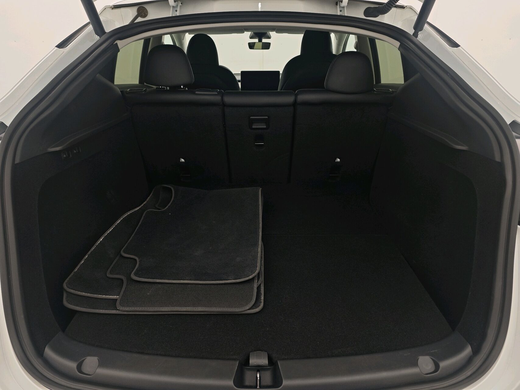 Hvid Tesla Model Y fra 2023
