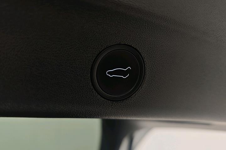 Hvid Tesla Model Y fra 2023