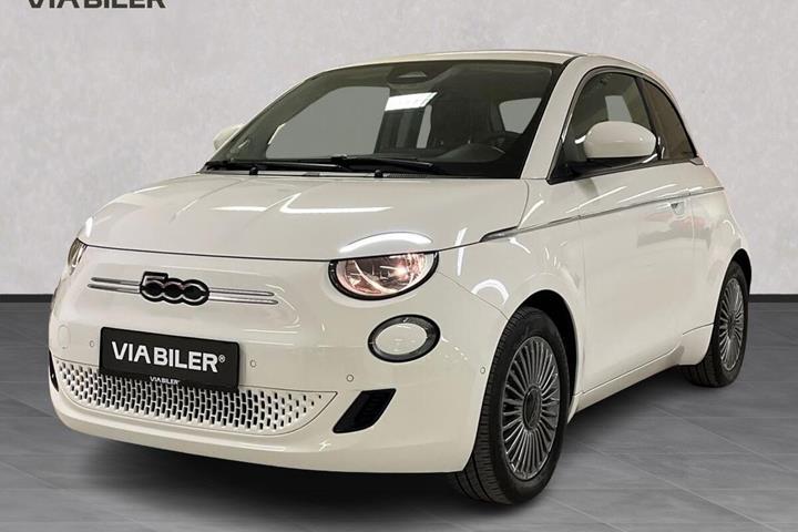 Hvid Fiat 500e fra 2024 set udefra
