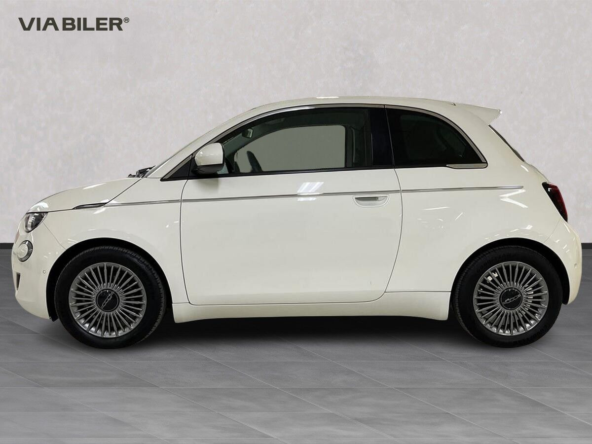 Hvid Fiat 500e fra 2024