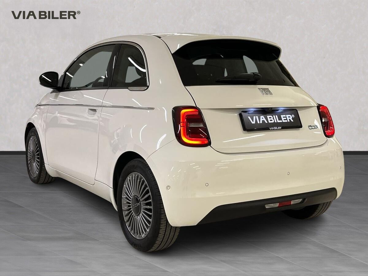 Hvid Fiat 500e fra 2024