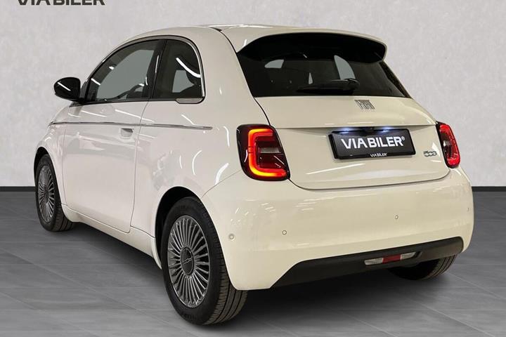 Hvid Fiat 500e fra 2024