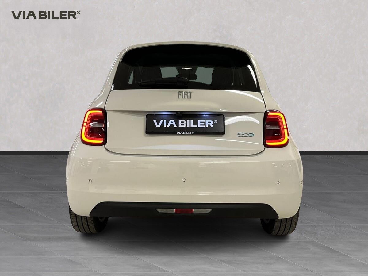 Hvid Fiat 500e fra 2024