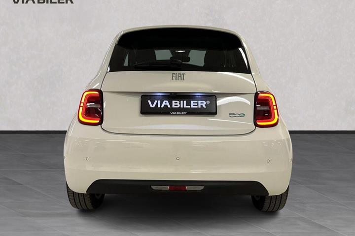 Hvid Fiat 500e fra 2024