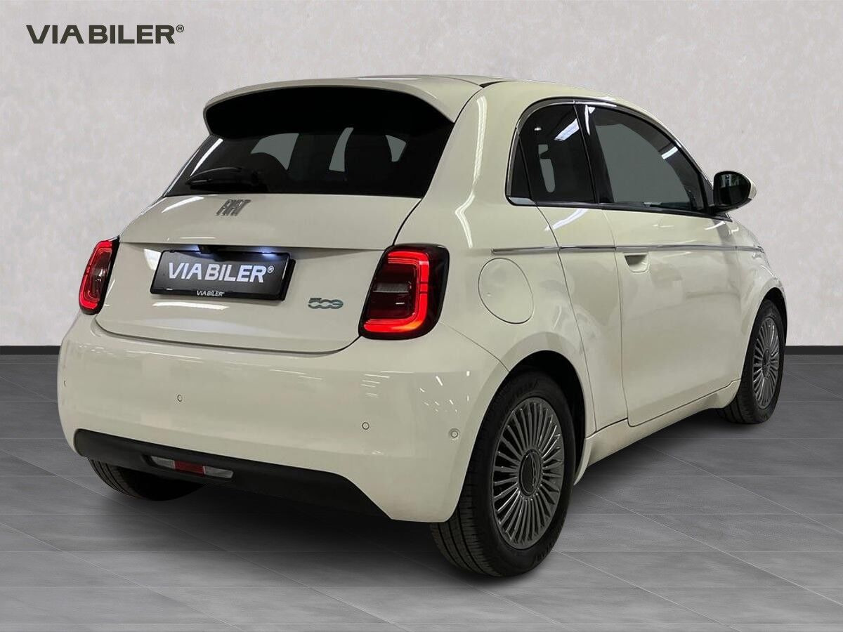 Hvid Fiat 500e fra 2024