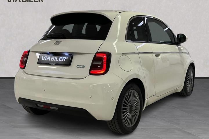 Hvid Fiat 500e fra 2024