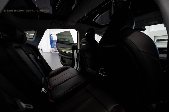 Hvid Xpeng P7 fra 2024