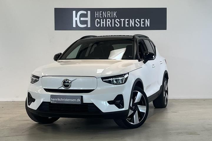 Hvid Volvo XC40 fra 2023 set udefra