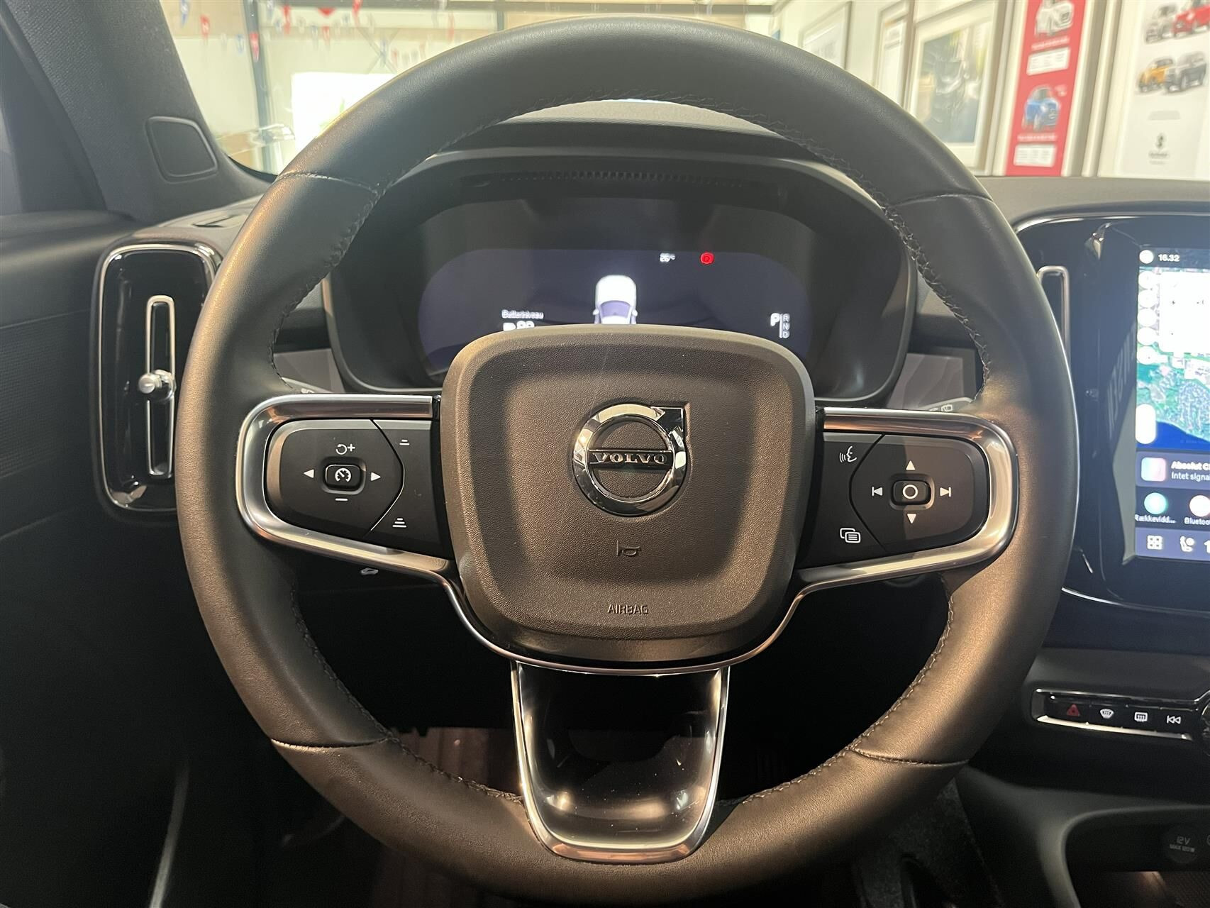 Hvid Volvo XC40 fra 2023