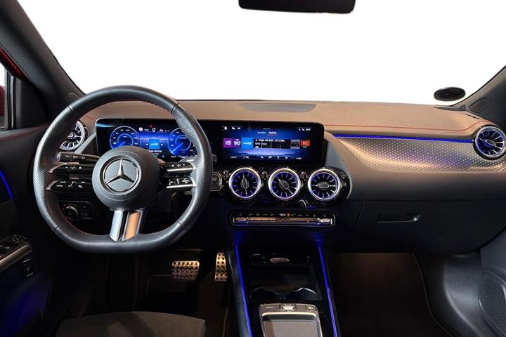 Rød Mercedes EQA 250+ fra 2025