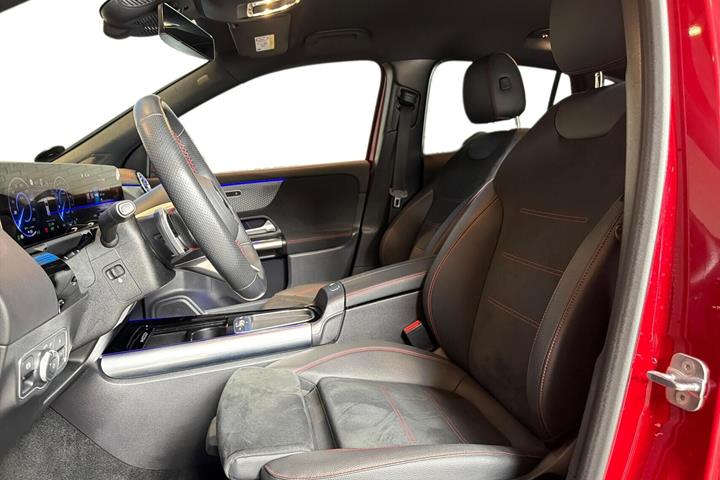 Rød Mercedes EQA 250+ fra 2025