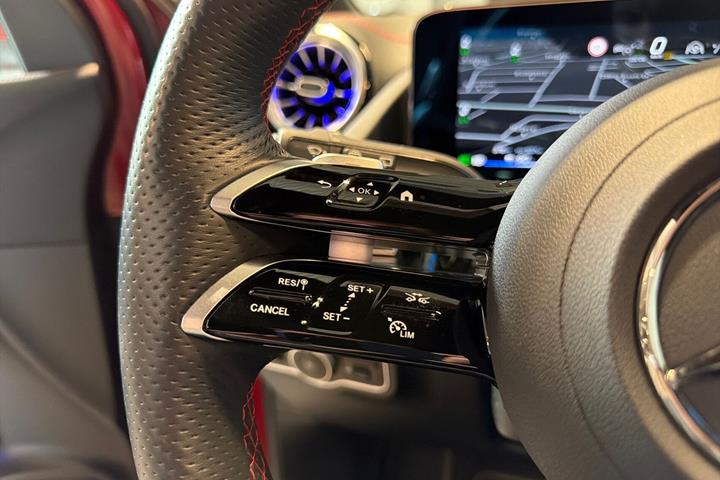 Rød Mercedes EQA250+ fra 2025