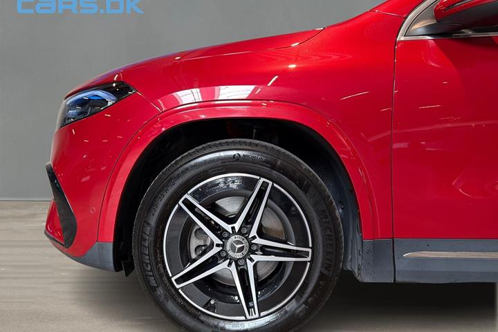 Rød Mercedes EQA 250+ fra 2025