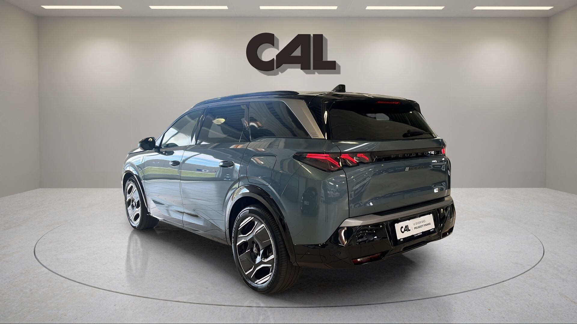 Blå Peugeot e-5008 fra 2025