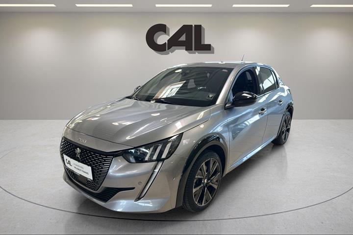 Sølv Peugeot e-208 fra 2024 set udefra