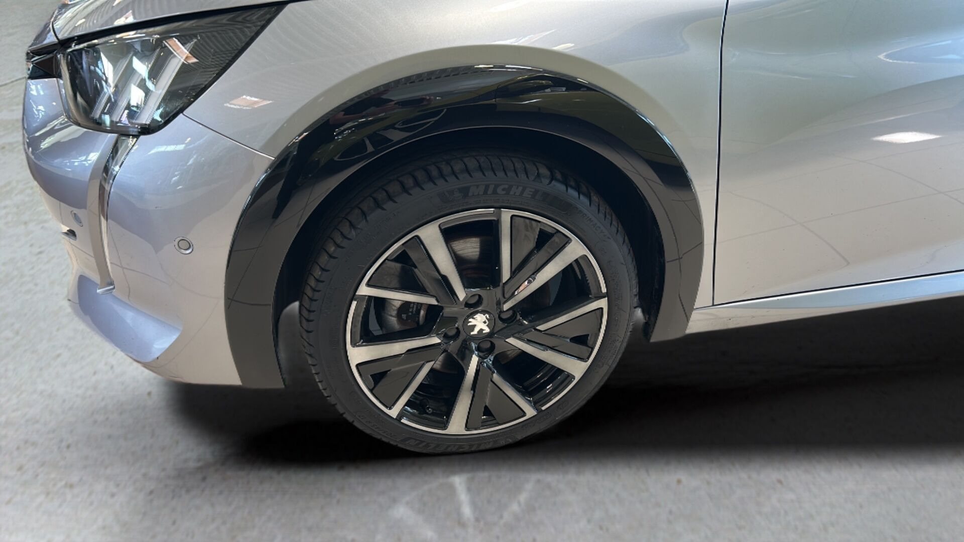Sølv Peugeot e-208 fra 2024