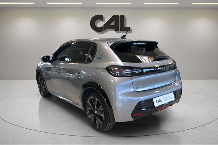 Sølv Peugeot e-208 fra 2024