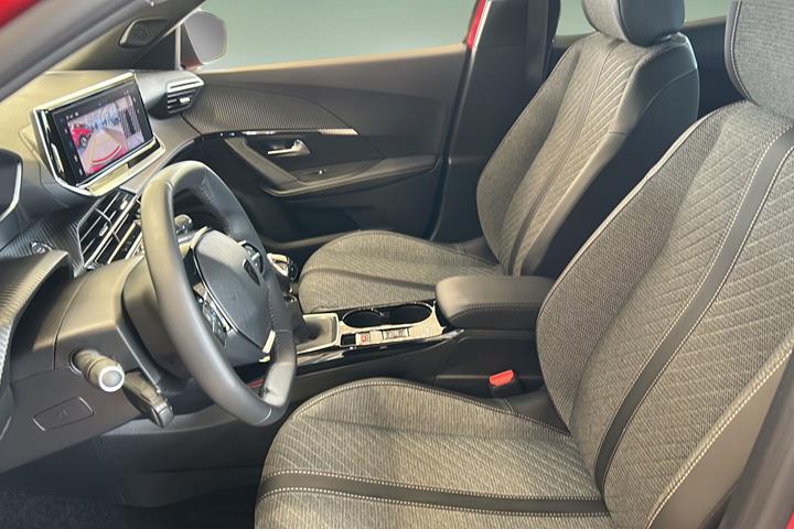 Rød Peugeot 2008 fra 2024