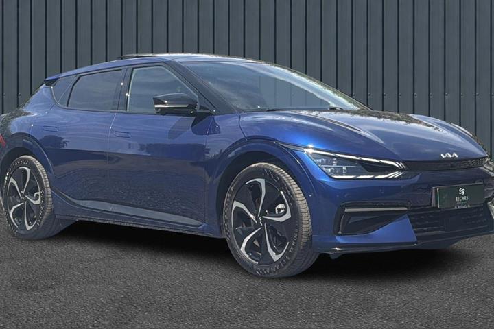 Blå Kia EV6 fra 2024 set udefra