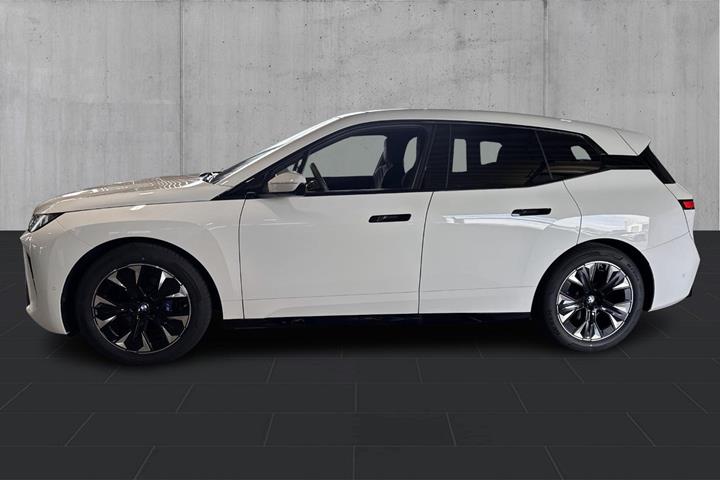 Hvid BMW iX fra 2026