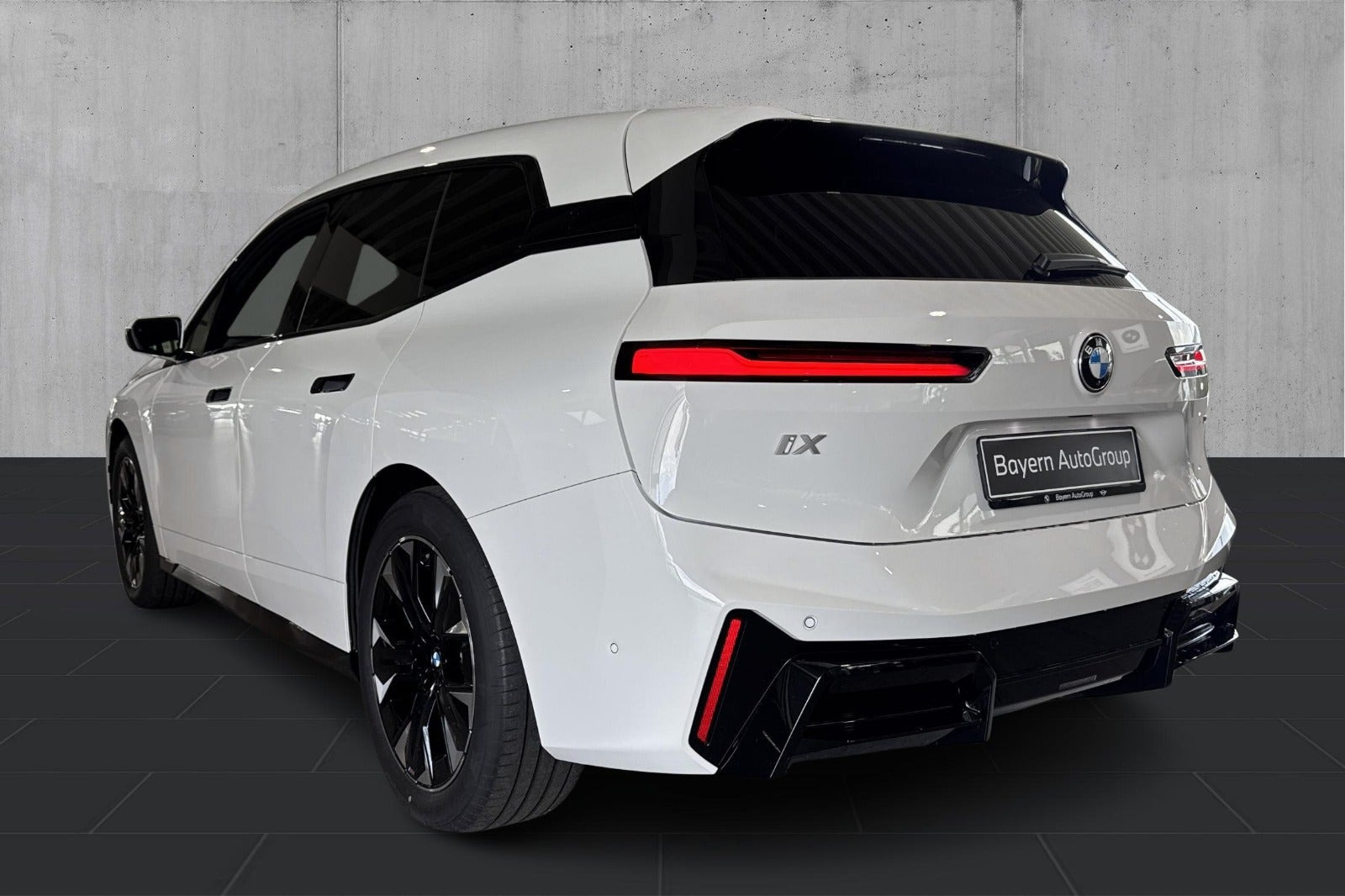Hvid BMW iX fra 2026