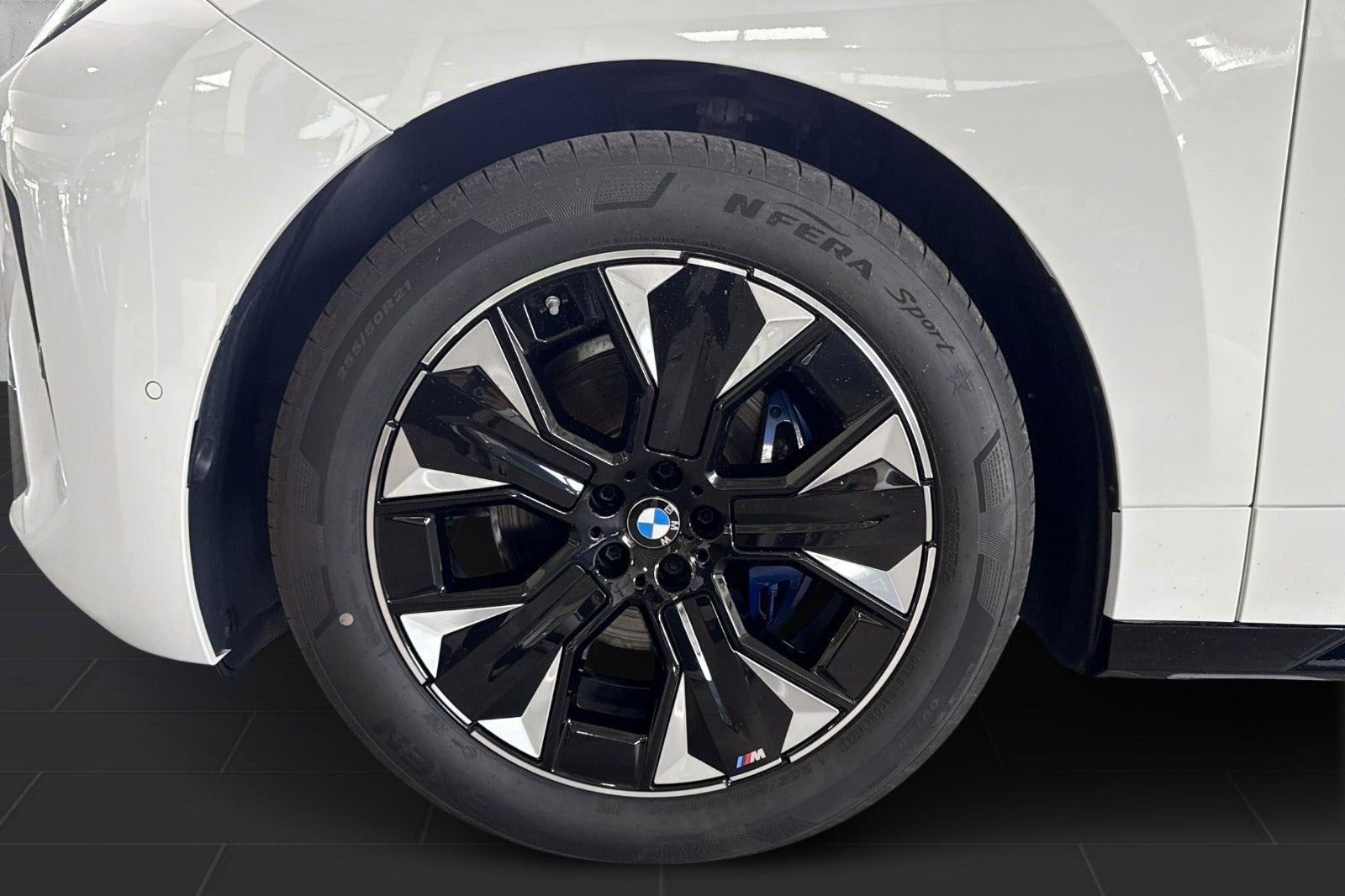Hvid BMW iX fra 2026