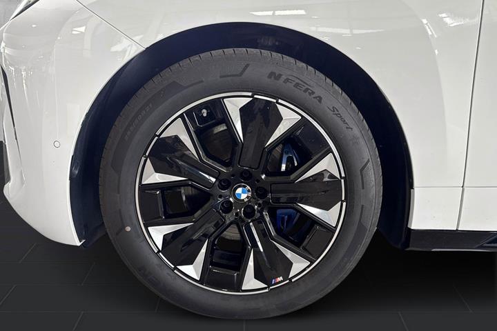 Hvid BMW iX fra 2026