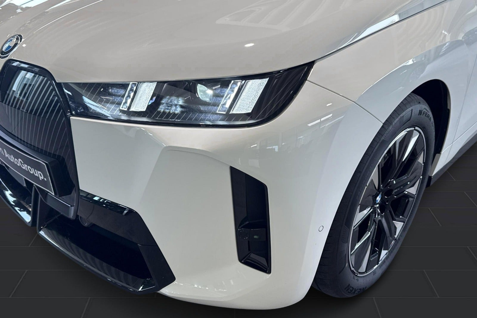 Hvid BMW iX fra 2026