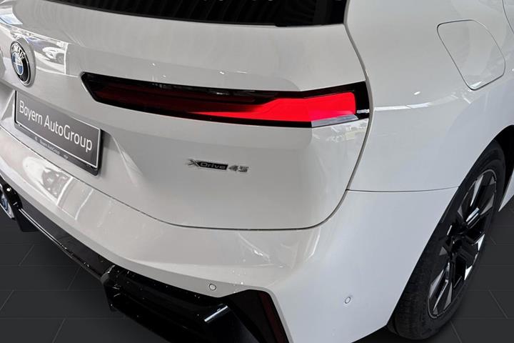 Hvid BMW iX fra 2026