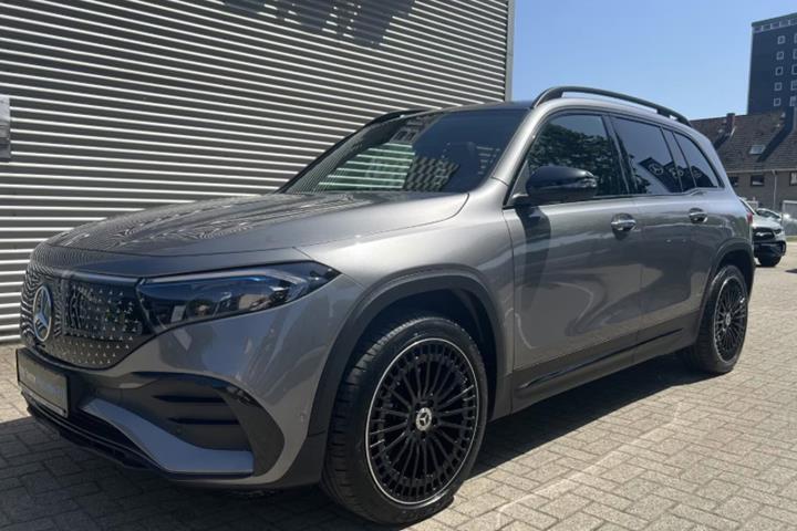 Grå Mercedes EQB350 fra 2025 set udefra