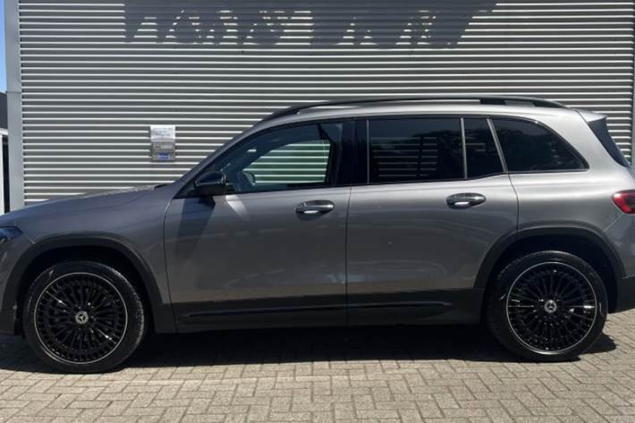 Grå Mercedes EQB350 fra 2025