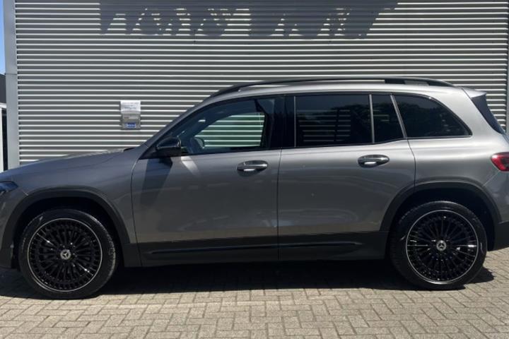 Grå Mercedes EQB350 fra 2025