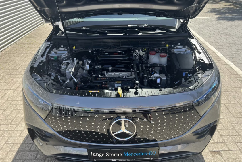 Grå Mercedes EQB350 fra 2025