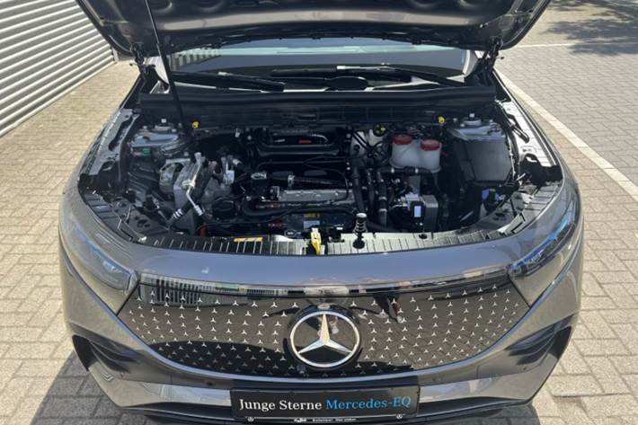 Grå Mercedes EQB350 fra 2025