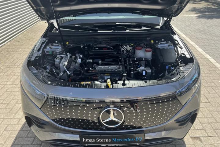 Grå Mercedes EQB350 fra 2025