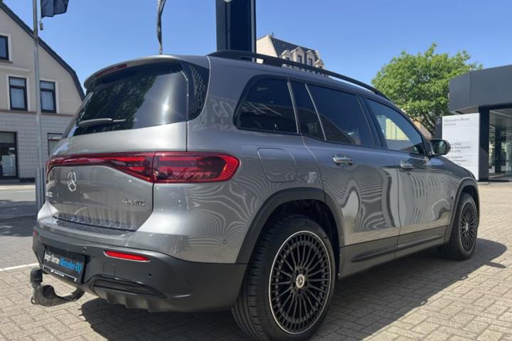 Grå Mercedes EQB350 fra 2025