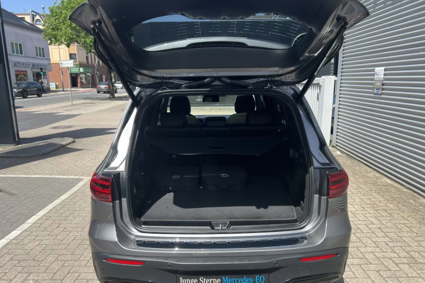 Grå Mercedes EQB350 fra 2025