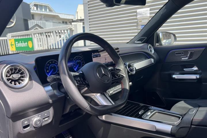 Grå Mercedes EQB350 fra 2025