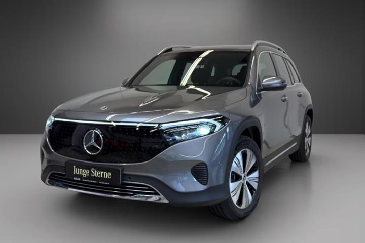 Grå Mercedes EQB350 fra 2024 set udefra