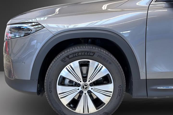 Grå Mercedes EQB350 fra 2024
