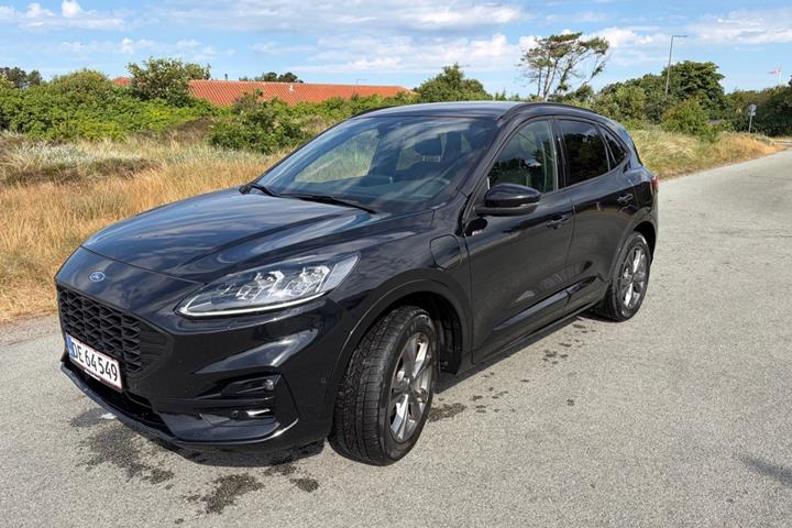Sort Ford Kuga fra 2022 set udefra