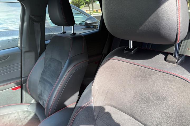 Sort Ford Kuga fra 2022
